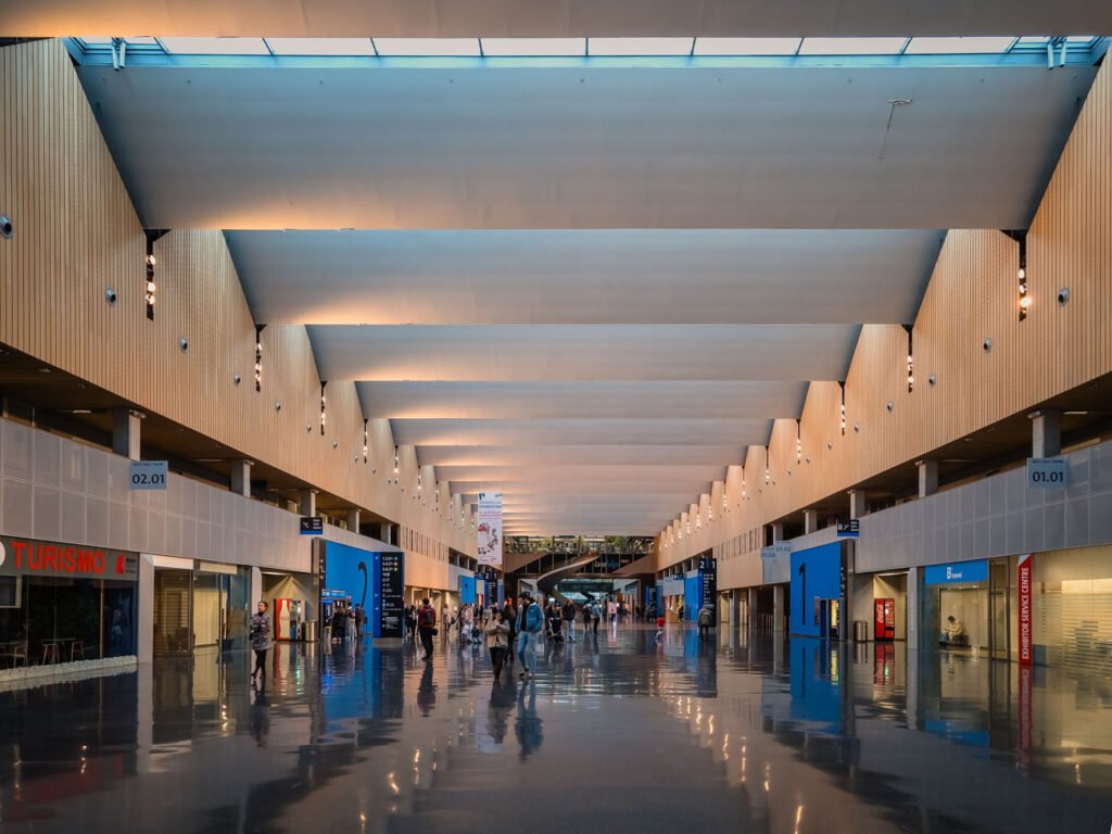 Fotografía y Vídeo para el Bilbao Exhibition Centre BEC Vista pasillo de los Pabellones