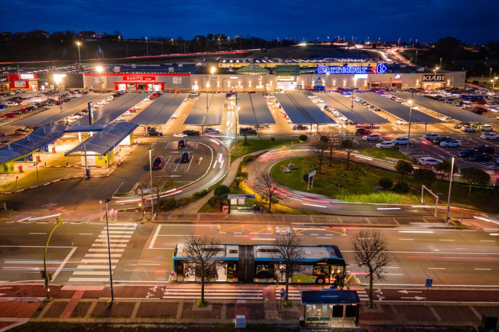 Foto aérea nocturna con drone del Carrefour del Alisal en Santander