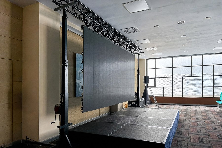 Montaje alquiler videowall pantalla-led wall grande en Santander y Cantabria